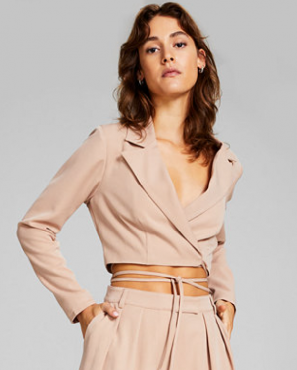 Jas wanita dengan desain wrap dan aksen sabuk di pinggang